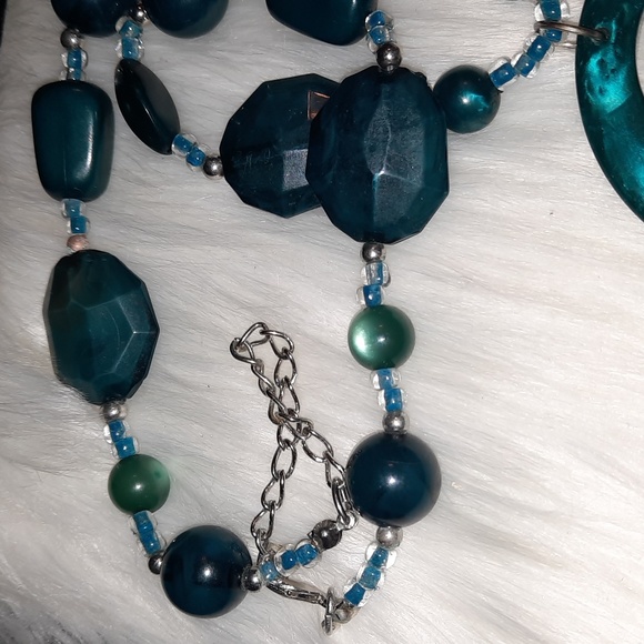 Statement acrylic necklace with adjustable chain plus bonus earrings - Picture 5 of 8